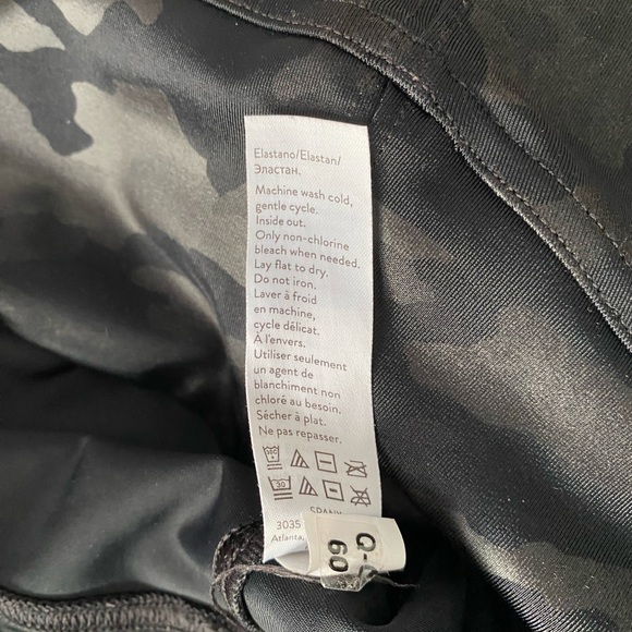 NEW Spanx Faux Leather Matte Black
Camo Leggings Shapewear Size S - Picture 7 of 9